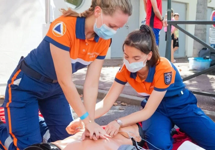 medical personnel doing chest pump on a dummy